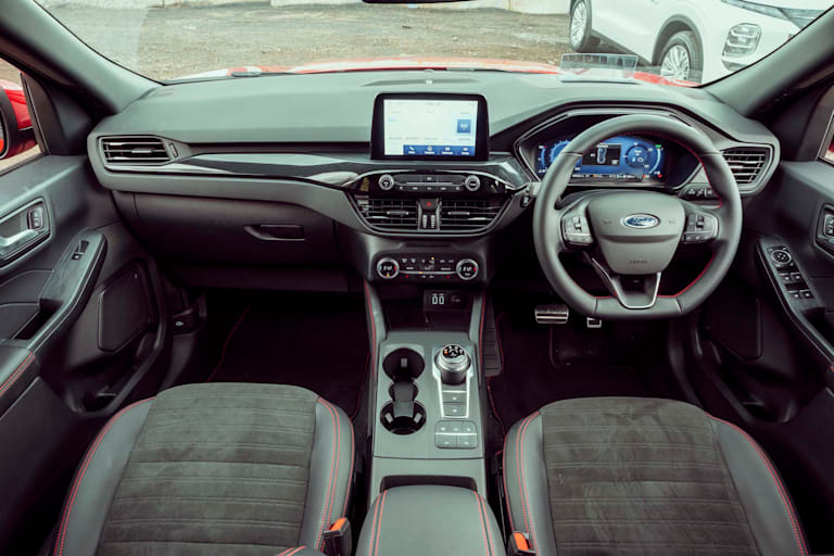 2022 Mitsubishi Outlander Exceed PHEV Vs Ford Escape ST Line PHEV SUV Comparison 216