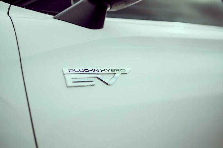 2022 Mitsubishi Outlander PHEV ES SUV White 35
